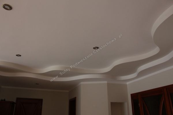 Falowany sufit wielopoziomowy z oświetleniem